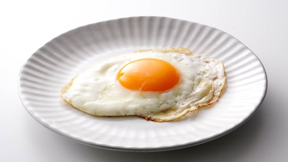 Ovo frito com clara firme e gema mole sem virar: TudoGostoso revela o truque usado por chefs de cozinha