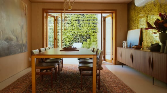 A decoração da casa conta com quadros e itens com significados especiais para Isa (Créditos: (Créditos: Reprodução / YouTube /@CasaVogue)