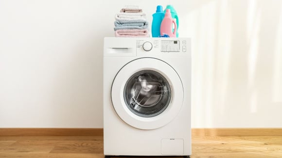 Precisei usar apenas dois produtos que todo mundo tem e a máquina de lavar ficou com um cheiro fresco: uma maneira simples de limpar o tambor, drenar e vedar.