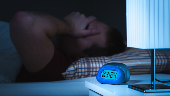 Psicóloga do sono alerta: dormir só quatro horas tem o mesmo efeito que beber seis cervejas