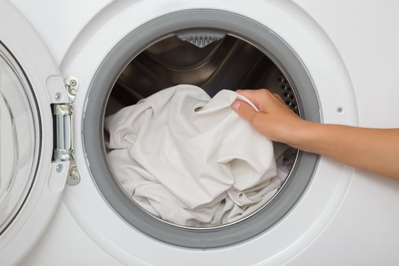 Excesso de sabão, máquina cheia e mistura de cores estão entre os erros que podem deixar as peças brancas com aspecto encardido. (créditos: Shutterstock)