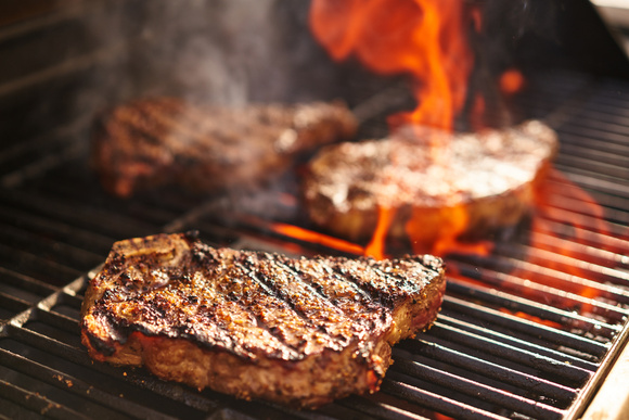O seu churrasco de domingo em qualquer lugar com essa churrasqueira portátil com rodinhas e grelha