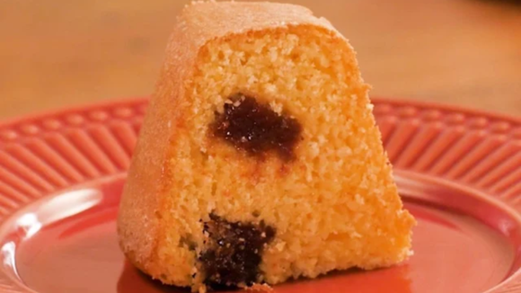 A combinação perfeita entre a massa fofinha de fubá e o sabor marcante da goiabada. (créditos: TudoGostoso)