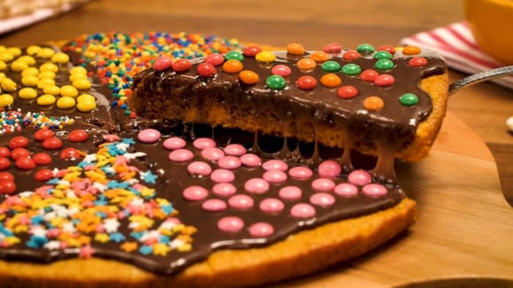 X-bolo vai ficar para trás com essa pizza de bolo de cenoura do TudoGostoso: receita fácil, chocolatuda e divertida