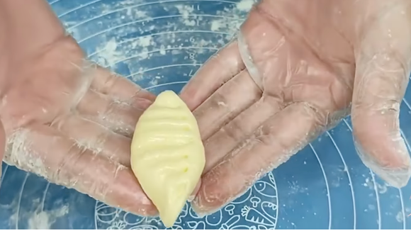 A combinação clássica de coco com leite condensado em um formato prático para o lanche rápido do dia a dia. (Foto: Kdelícia Cozinha Ana Cláudia no Youtube)