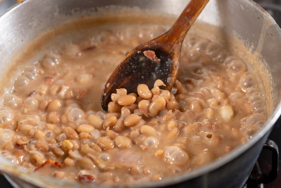 Você ainda cozinha o feijão com beterraba? Entenda por que esse costume brasileiro não é tão indicado por especialistas em nutrição