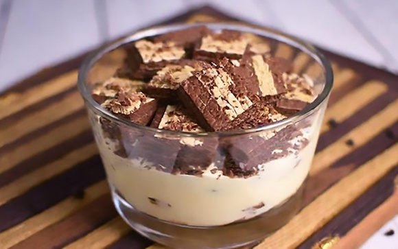 Aprenda a fazer um pavê de Bis cremoso e chocolatudo! Essa sobremesa fácil vai conquistar toda a família neste Natal
