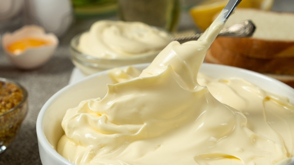 Os chefs concordam sobre o segredo para fazer maionese mais rápida e estável: "O importante é que os ovos e o óleo estejam na mesma temperatura."