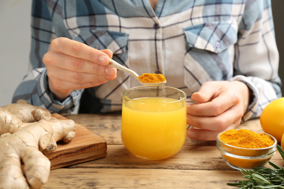 Chá de cúrcuma: 7 benefícios especiais da bebida, tipos para experimentar e como prepará-lo