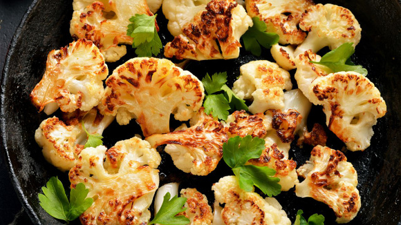 A minha couve-flor na airfryer sempre queimava até que aprendi essa receita para grelhar na fritadeira sem passar do ponto