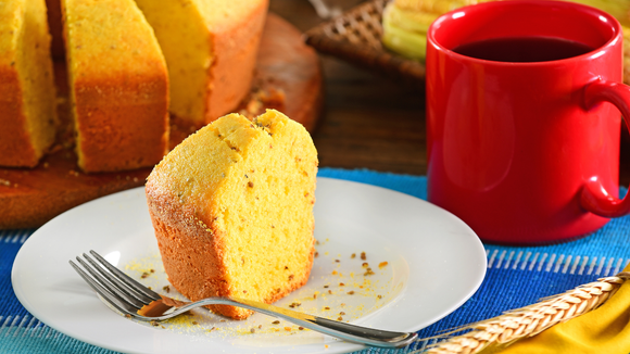 Esse bolo de flocão de milho não leva farinha de trigo e fica delicioso:a receita fácil do TudoGostoso para o café da tarde