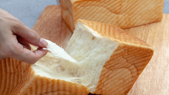 Fatias douradas por fora e incrivelmente brancas e macias por dentro. (Foto: Shutterstock)