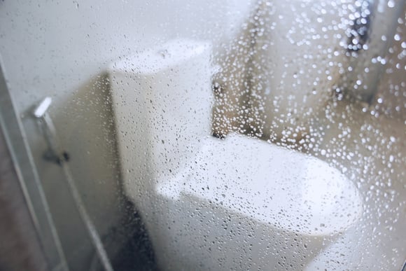 Deixar a porta aberta ou fechada depois do banho depende da ventilação do ambiente e da facilidade para o vapor sair. (créditos: Shutterstock)