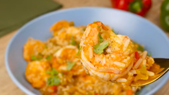 Arroz de camarão serve até 6 porções. (créditos: Reprodução/Youtube Cook’n Enjoy)
