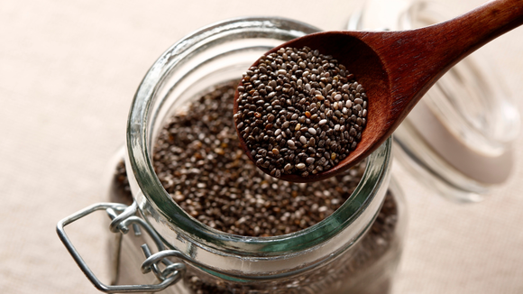 A chia tem mais proteína que o ovo, mais ômega 3 que o salmão, 5 vezes mais cálcio que o leite, mais potássio que a banana e 5 vezes mais fibras que a aveia, mas não basta olhar os números