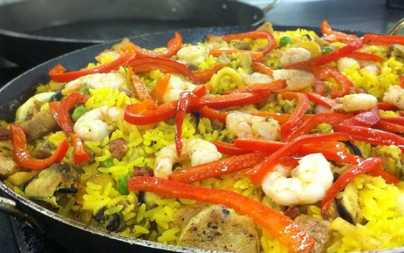 A paella valenciana veio da Espanha, mas conquista qualquer brasileiro com seu sabor (Créditos: TudoGostoso/Bruna Marques)