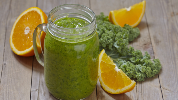 Suco de laranja com couve verde supernutritivo em copo grande (Créditos: Shutterstock)