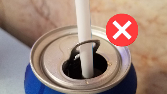 Eu aposto que você não sabe para que serve o furo da lata de refrigerante, e não é como porta-canudos!