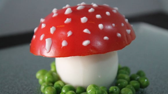 Cogumelos de Halloween feito com ovo cozido, tomate e maionese (Créditos: TudoGostoso)