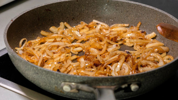 O preparo da cebola caramelizada deve ser sempre em fogo baixo, mexendo de vez em quando (Créditos: Shutterstock)
