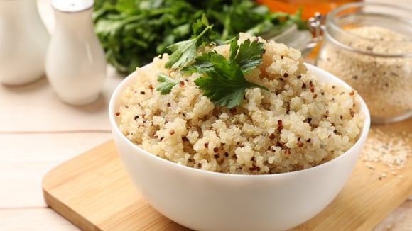 Existem muitas formas de preparar a quinoa e ela é muito fácil de cozinhar (Créditos: Shutterstock)