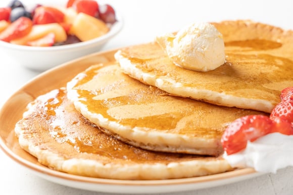 Igualzinho às dos cafés, mas com ingredientes simples: como fazer panquecas fofinhas em casa com ingredientes e passo a passo