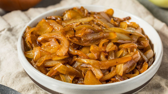 Ao final do preparo, a dica é acrescentar um pouco de vinagre de maçã na panela para realçar o sabor da cebola (Créditos: Shutterstock)