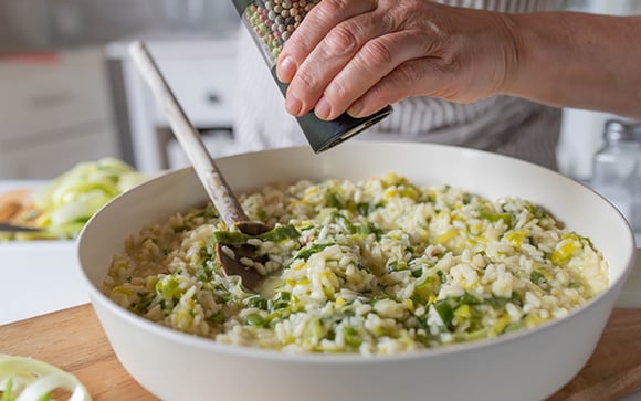 Todo mundo acha que pedi delivery de restaurante quando sirvo esse risoto de alho-poró no jantar