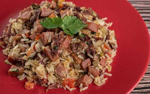 Arroz carreteiro na panela de pressão: receita fica pronta em 20 minutos e rende muito, sempre faço quando quero uma refeição rápida