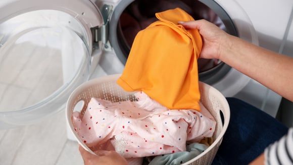 Por que você deve adicionar vinagre sempre que lavar roupa: esses são os motivos para criar esse hábito e não é só sobre as toalhas