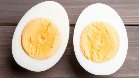 Aumente a absorção de proteínas! Uma nutricionista explica quais alimentos combinar com ovos cozidos pela manhã