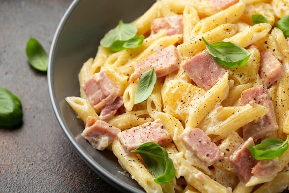 Macarrão de forno com queijo e presunto. (créditos: Shutterstock) 