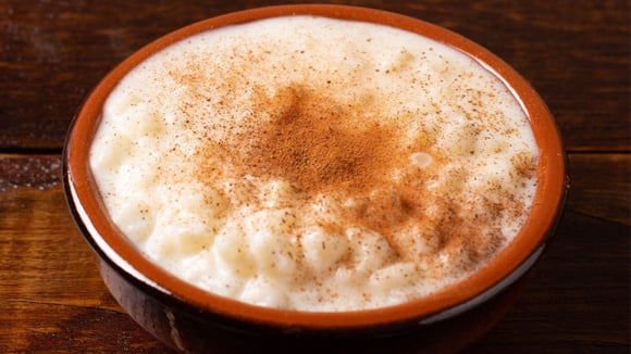 Canjica vegana supercremosa com leite de coco finalizada com canela em pó (Créditos: Shutterstock)