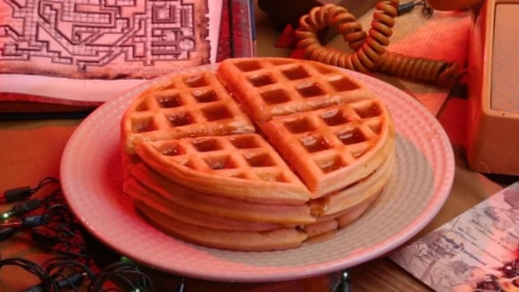 Waffles de Stranger Things empilhados e finalizados com mel (Créditos: TudoGostoso)