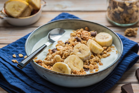 Granola caseira com iogurte e banana (Créditos: Shutterstock)