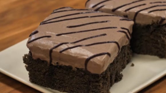 Esse bolo de açaí vai conquistar todos na hora do lanche (Créditos: TudoGostoso)