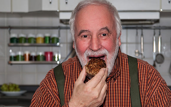 Estudo revela que quem come carne tem maior probabilidade de viver até os 100 anos, mas há um porém