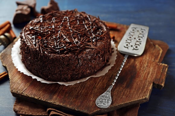 Bolo piscina de brigadeiro é de comer rezando: massa fofinha, úmida e chocolatuda + cobertura cremosa