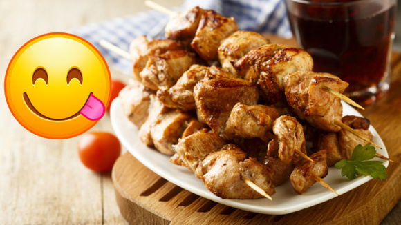 Como preparar um delicioso espetinho de frango no fogão para um almoço descontraído