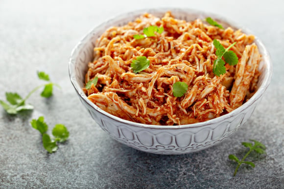 5 receitas com frango desfiado práticas e deliciosas para o lanche da tarde ou jantar
