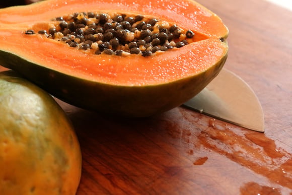 Mamão além da prisão de ventre: descubra outros benefícios da fruta para a sua saúde