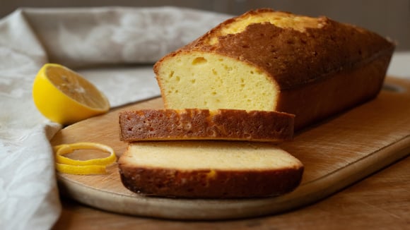 Esse bolo de limão inclusivo não precisa de glúten, leite ou ovos para ficar fofinho e ser uma delícia!