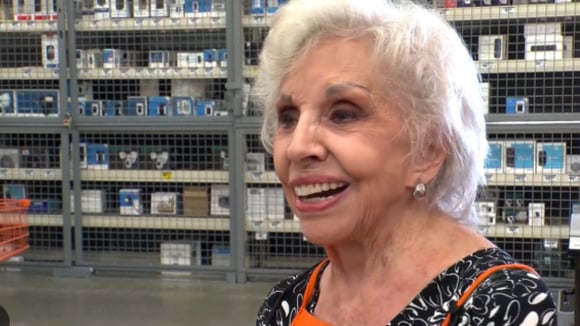 Com 101 anos, ela deixou a vida de aposentada e voltou a trabalhar como caixa: vai dirigindo, mora sozinha, faz de tudo para manter o contato com pessoas e tem um conselho que chama a atenção