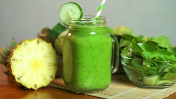 Suco de abacaxi com couve e limão bem verdinho em copo grande servido com rodela de pepino (Créditos: Shutterstock)