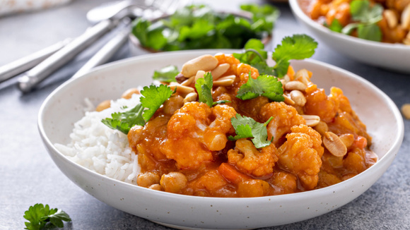 Cremoso e aromático: curry de couve-flor assado no forno é a minha receita favorita para variar o cardápio