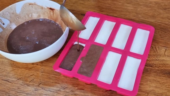 Depois de pronta, a base de cottage ganha uma cobertura de chocolate (Créditos: Reprodução/Nutricionista Patrícia Leite/YouTube)