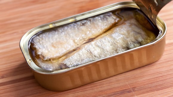 Esse peixe enlatado com espinha tem duas vezes mais cálcio que o leite, e é por isso que nutricionistas recomendam