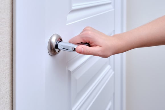 Sua vida está em perigo: veja por que você precisa fechar a porta do seu quarto antes de dormir, segundo especialistas em segurança