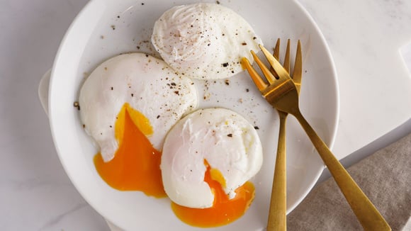 Café da manhã de rico: faça ovos escalfados com truque simples e rápido que deixa o prato muito chique