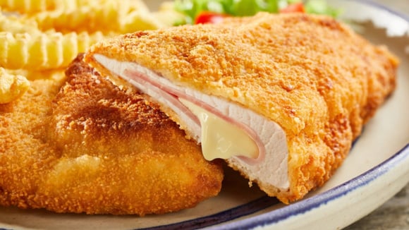 Macio e cremoso, esse filé peito de frango recheado faz o maior sucesso na minha casa